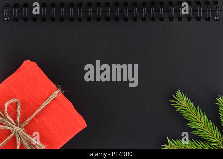 Weihnachten Hintergrund auf einem schwarzen notepad Blatt Stockfoto
