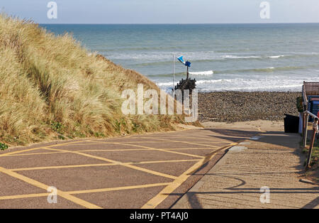 Ein Blick auf die helling am Strand auf der North Norfolk Coast in West Runton, Norfolk, England, Vereinigtes Königreich, Europa. Stockfoto