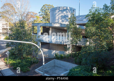 Die kreisförmige Endrampe verbindet verschiedene Ebenen eines neuen Mehrstöckiges oder mehrstöckiges Parkhaus am Gordon Bahnhof in Sydney Australiens Nordufer Stockfoto