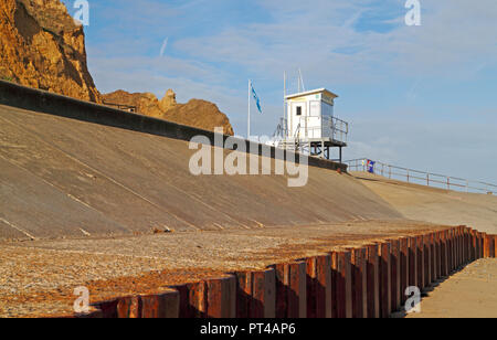 Ein rnli Lifeguards Hütte auf der ufermauer an der nördlichen Küste von Norfolk an der West Runton, Norfolk, England, Vereinigtes Königreich, Europa. Stockfoto