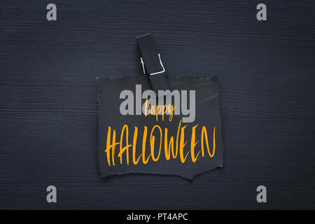 Halloween Urlaub minimal Draufsicht Bild der Brief mit Text Happy Halloween über Holz- Hintergrund. Karte und Einladung Konzept Stockfoto