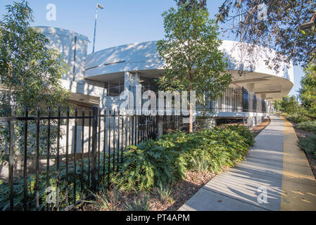 Die kreisförmige Endrampe verbindet verschiedene Ebenen eines neuen Mehrstöckiges oder mehrstöckiges Parkhaus am Gordon Bahnhof in Sydney Australiens Nordufer Stockfoto