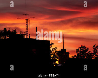 Bild der Silhouette der Stadt Augsburg mit Turm und Dächer während Sonnenuntergang Stockfoto