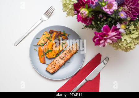 Home gekocht: gegrillter Lachs mit Süßkartoffel Stockfoto