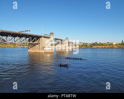 Portland, Oregon Morrison Brücke über den Willamette River an einem klaren, wolkenlosen Nachmittag. Stockfoto