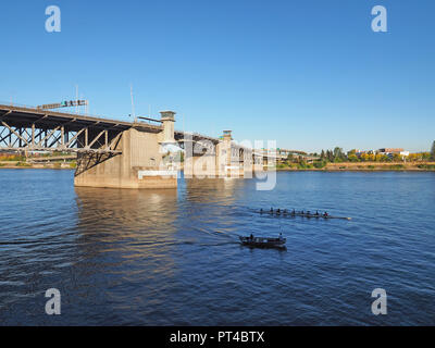 Portland, Oregon Morrison Brücke über den Willamette River an einem klaren, wolkenlosen Nachmittag. Stockfoto