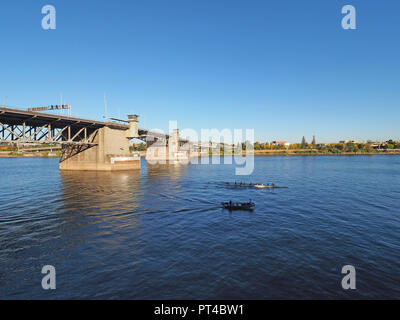 Portland, Oregon Morrison Brücke über den Willamette River an einem klaren, wolkenlosen Nachmittag. Stockfoto