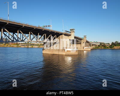 Portland, Oregon Morrison Brücke über den Willamette River an einem klaren, wolkenlosen Nachmittag. Stockfoto