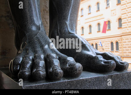 Es wird gesagt, dass, wenn Sie den Fuß eines der riesigen atlantes Statuen, die die Vorhalle des hinteren Eingang zur Eremitage in St. Petersburg halten berühren, es bringt Sie viel Glück! Stockfoto