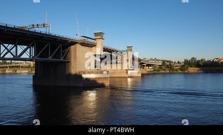 Portland, Oregon Morrison Brücke über den Willamette River an einem klaren, wolkenlosen Nachmittag. Stockfoto