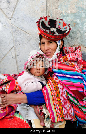 CUSCO, PERU - 04 April 2012: Traurig und armen peruanischen Kinder in traditionellen Kleidern in das Heilige Tal der Inkas in Südamerika Stockfoto