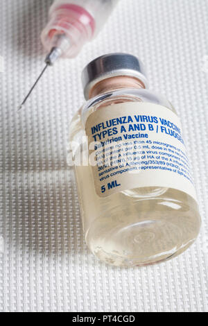 Nahaufnahme von grippeimpfstoff Durchstechflasche und hypodermischen Nadel, USA Stockfoto