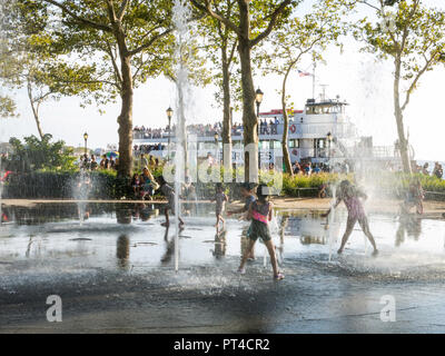 Bosque Brunnen im Battery Park mit Freiheitsstatue Fähre im Hintergrund, NYC Stockfoto