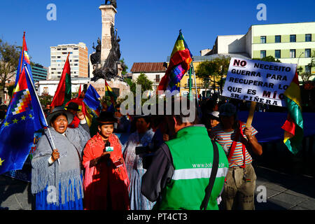 Ein Aymara Reporter für den Bolivien TV- Kanal bereitet zu berichten, bevor der Messwert der Herrschenden für die Bolivien v. Chile im Internati Stockfoto