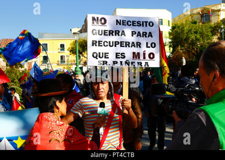 Ein Aymara Reporter für den Bolivien TV- Kanal Interviews ein Mann als El Chavo aus der Mexikanischen sitcom El Chavo del Ocho, La Paz, Bolivien gekleidet Stockfoto