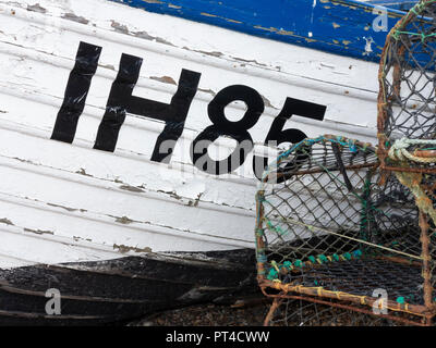 Nahaufnahme von Klinker gebaut Fischerboot IH 85, abblätternde Farbe und Abschnitt von Hummer Töpfe Stockfoto