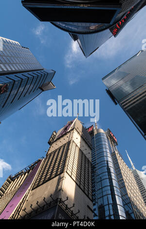 Hochhäuser ragen in der Times Square Gegend von New York City, USA Stockfoto