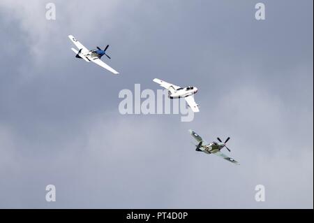 Mikoyan-Gurevich MiG-15 UTI fliegen in Formation mit 2 North American P-51D Mustang am IWM Duxford Schlacht von Großbritannien Airshow auf dem 23/9/18 Stockfoto