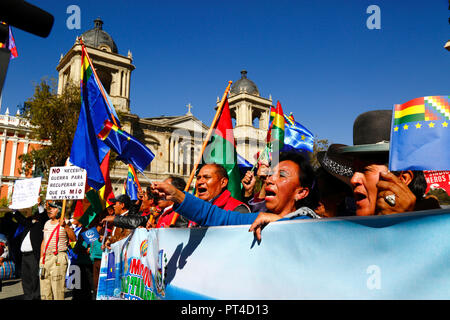 Die Menschen auf der Plaza Murillo vor dem Lesen der Herrschenden für die Bolivien v Chile in den Internationalen Gerichtshof in Den Haag, La Paz, Boli Stockfoto