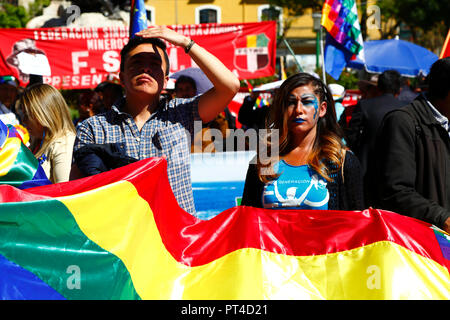 Ein Mitglied der Generation Generacion Evo/Evo Jugendbewegung vor dem Lesen der Herrschenden für die Bolivien v Chile bei der IGH, Bolivien Stockfoto