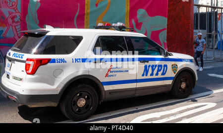 Ein Polizeiauto der NYPD parkte auf einem sehr sonnigen Parkplatz Tag auf den Straßen von New York Stockfoto