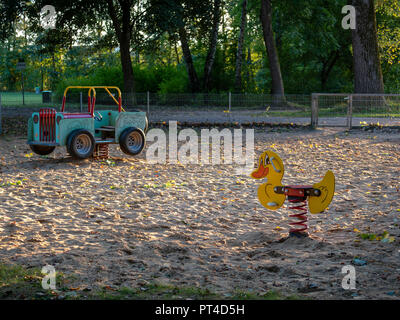 Bild von gelben swing Ente und Auto am Spielplatz im Sandkasten Stockfoto