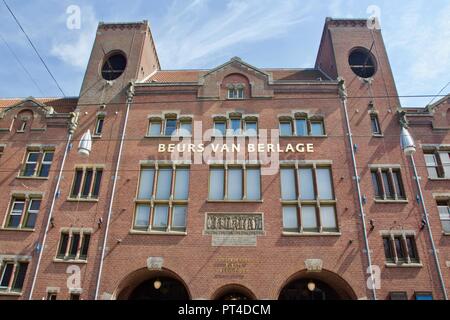 Beurs van Berlage ist der ehemaligen Börse Gebäude, entworfen vom Architekten Hendrik Petrus Berlage. Es ist in der Damrak, Amsterdam Stockfoto