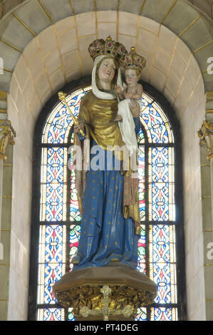 Kunstvoll Statue der Jungfrau Maria geschmückt mit dem Jesuskind. Beide Zahlen sind reich tragen bejeweled Kronen. Longpont-sur-Orge, Frankreich. Stockfoto