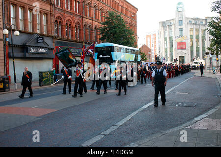 Der marschsaison protestantischen Oranierorden, hier durch ein katholischen Viertel von Belfast, Nordirland/Marching Saison des Orange Order (Loya Stockfoto