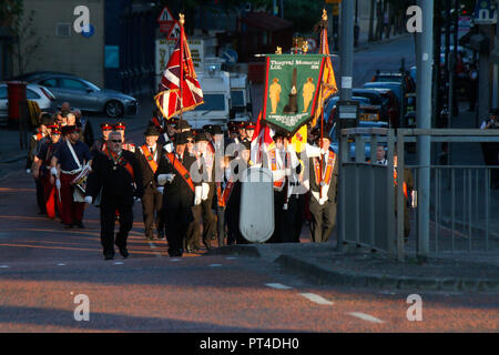 Der marschsaison protestantischen Oranierorden, hier durch ein katholischen Viertel von Belfast, Nordirland/Marching Saison des Orange Order (Loya Stockfoto