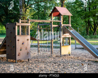 Bild von Holz- Spielplatz auf sandigem Untergrund während der Dämmerung Stockfoto