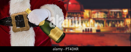 Weihnachten Konzept Santa Claus an der Bar eine Flasche Champagner mit Pub und Alkoholiker Hintergrund Stockfoto