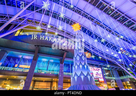 UKUOKA, Japan - Dezember 5, 2015: Massen an Hakata Station während der Ferienzeit. Stockfoto