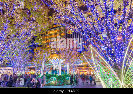 UKUOKA, Japan - Dezember 5, 2015: Massen an Hakata Station während der Ferienzeit. Stockfoto