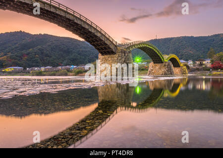 Iwakuni, Japan in der Kintaikyo Brücke in der Abenddämmerung. Stockfoto