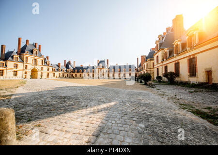 FONTAINBLEAU, Frankreich - 28. August 2017: Inneryard der Fontainebleau-palast während der Morgen in Frankreich Stockfoto