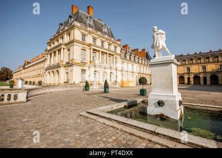 FONTAINBLEAU, Frankreich - 28. August 2017: Platz mit Statue und Gros Pavillon im Wald von Fontainebleau im Morgenlicht in Frannce Stockfoto