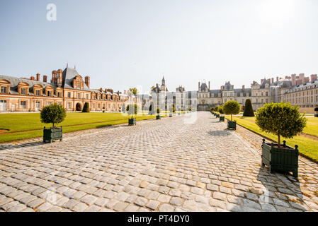 FONTAINBLEAU, Frankreich - 28. August 2017: Morgen Blick auf dem weißen Pferd Hof in Fontainebleau, Frankreich Stockfoto