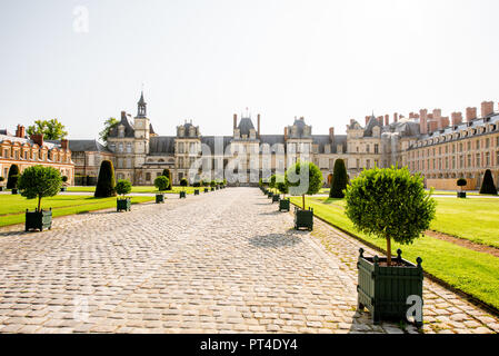 FONTAINBLEAU, Frankreich - 28. August 2017: Morgen Blick auf dem weißen Pferd Hof in Fontainebleau, Frankreich Stockfoto