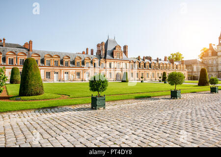 FONTAINBLEAU, Frankreich - 28. August 2017: Morgen Blick auf dem weißen Pferd Hof in Fontainebleau, Frankreich Stockfoto