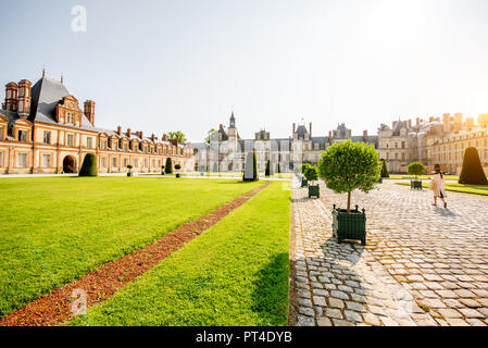 FONTAINBLEAU, Frankreich - 28. August 2017: Morgen Blick auf dem weißen Pferd Hof in Fontainebleau, Frankreich Stockfoto