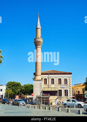 Bodrum, Türkei - Juli 6, 2018. Merkez Camii Moschee Adliye, Ansicht von Neyzen Tevfik Straße. Bodrum. Provinz Mugla, Türkei. Stockfoto