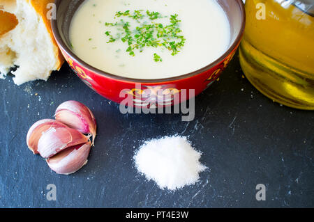 Ajoblanco o White Gazpacho, populäre kalte Suppe aus Süd Spanien Stockfoto