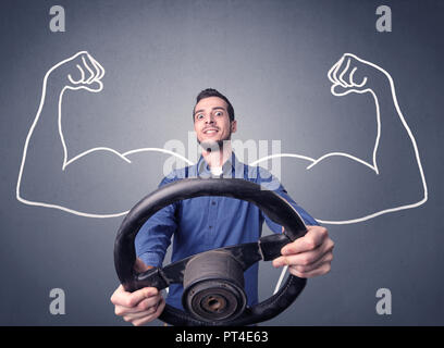 Junger Mann mit schwarzen Lenkrad mit muscly Arme neben ihm gezeichnet Stockfoto