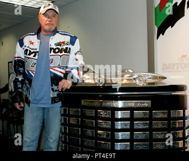 Schauspieler und Grand Marshall James Caan spricht zu den Medien in einem Rennen drücken Sie Confrence vor Beginn der NASCAR DAYTONA 500 Daytona International Speedway in Daytona Beach, Florida, am 19. Februar 2006. Stockfoto