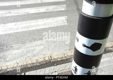 Fußgängerüberweg Verkehr Pol für blinde Menschen. Neue Beleuchtung am Boden und auditive System Stockfoto