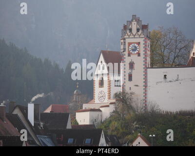 Bild des Stadtbildes der Stadt Füssen mit Fokus auf das Schloss an einem nebligen Tag Stockfoto