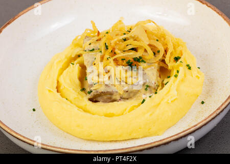 Leber mit Kartoffelpüree und gebratenen Zwiebeln Stockfoto