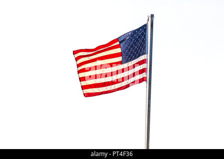 United Flaggenstaaten fliegen auf einem Mast gegen einen weißen Hintergrund Stockfoto