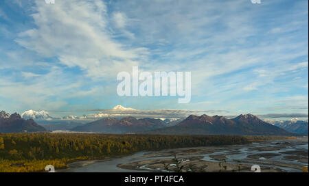 Denail über dem Chulitna Fluss in morgens Licht Stockfoto